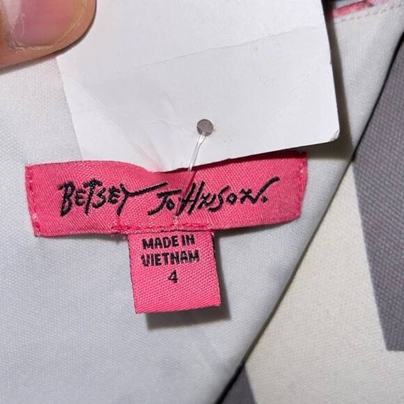 NWT Betsey Johnson Floral Romantic Fit & Flare Multicolor Short Sleeve Dress 4 - Picture 9 of 10